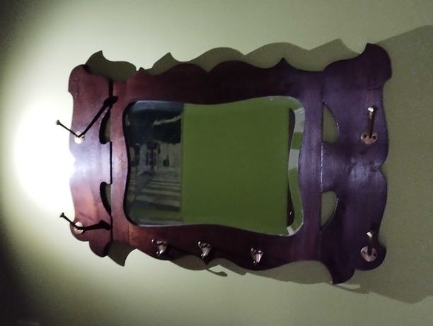 Espelho em madeira com suportes de cabide
