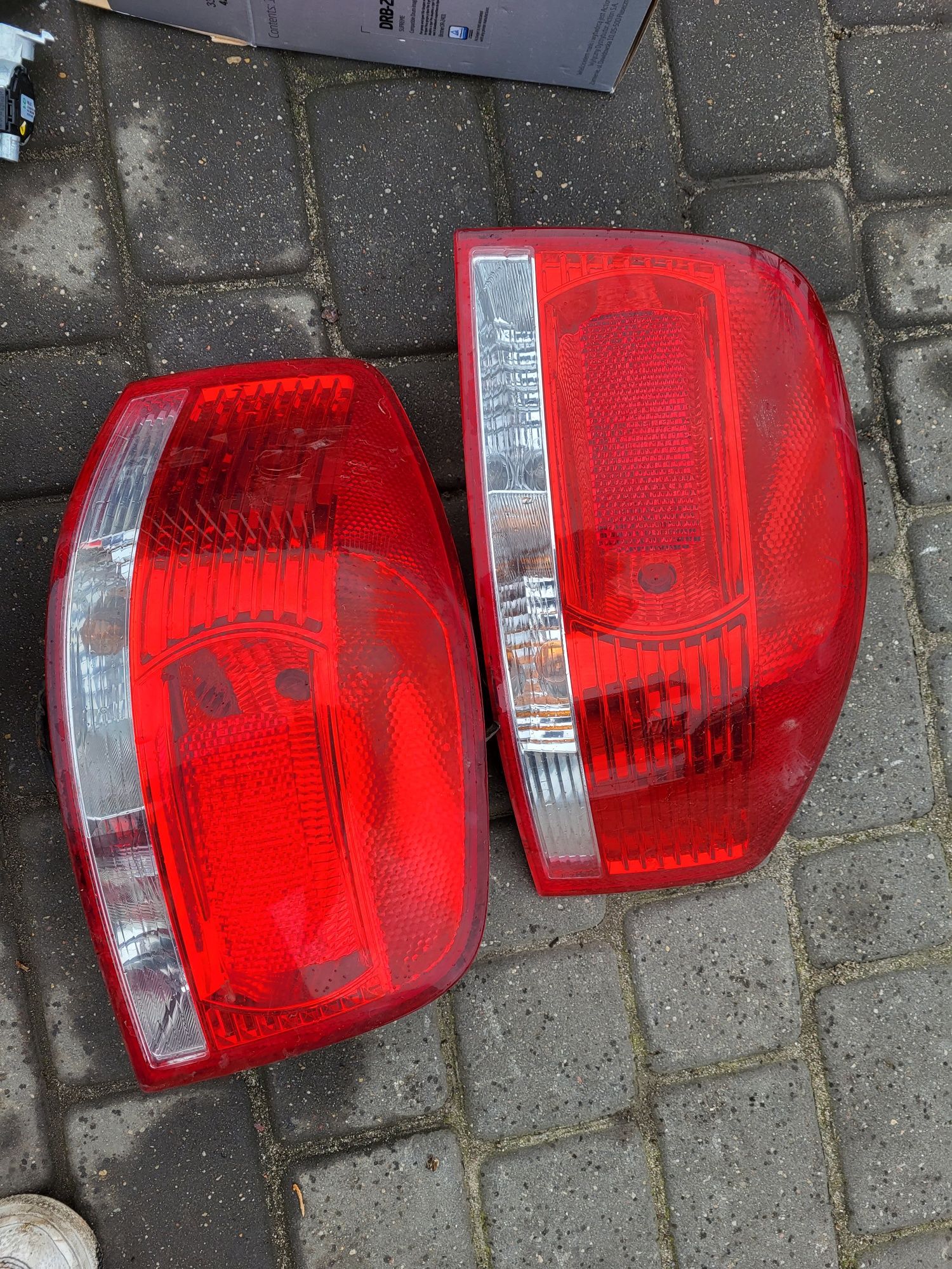 Lampa tylna audi a3 8p wersja 3drzwiowa kompletna z wkładem