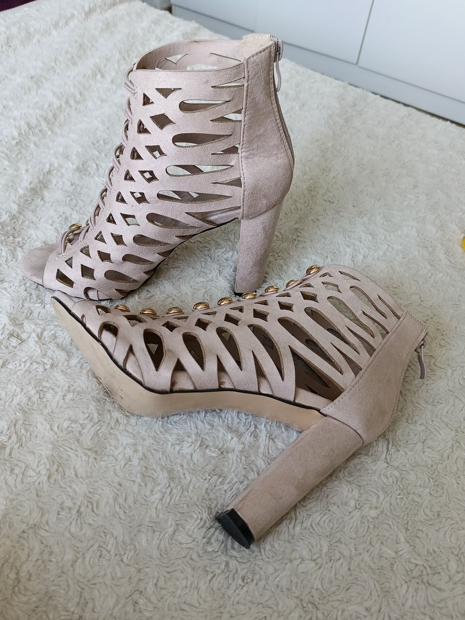 Buty na obcasie r 40