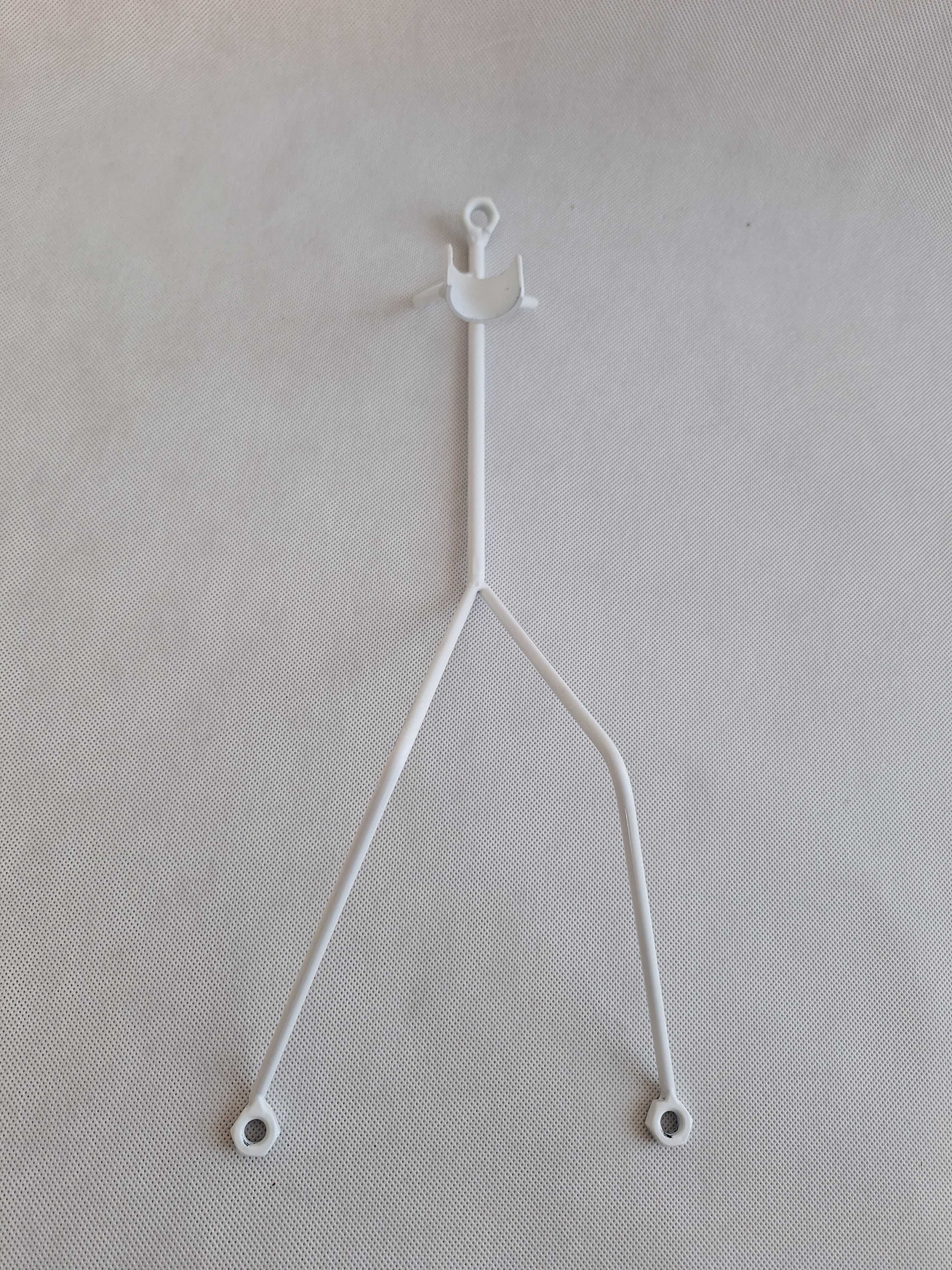 Minimalistyczny metalowy stojak na wino