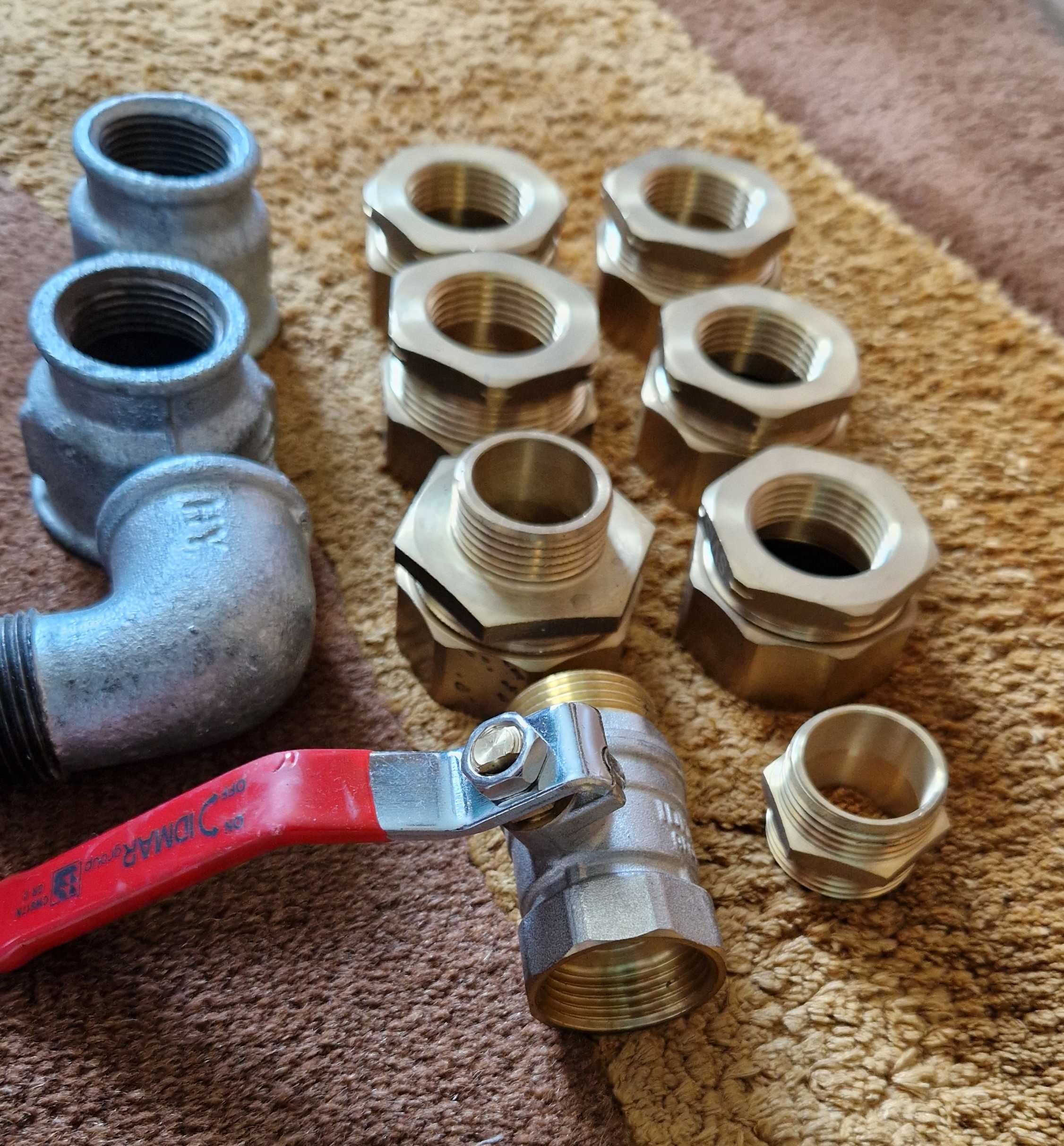 Nowy zestaw złączek – mosiężne nyple 6/4”×1”, kolano, zawór i inne
