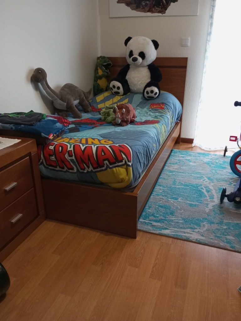 Cama de solteiro e mesa de cabeceira