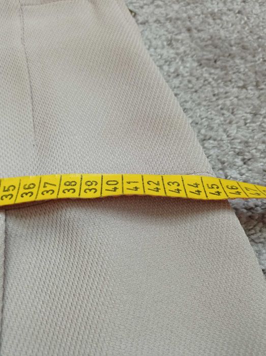 Spódnica z rozcięciem z przodu