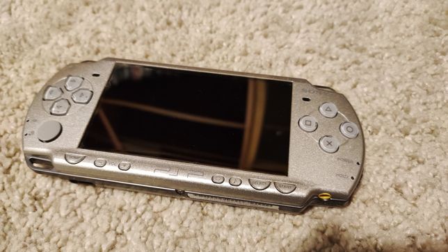 PSP Silver Slim + 2 jogos