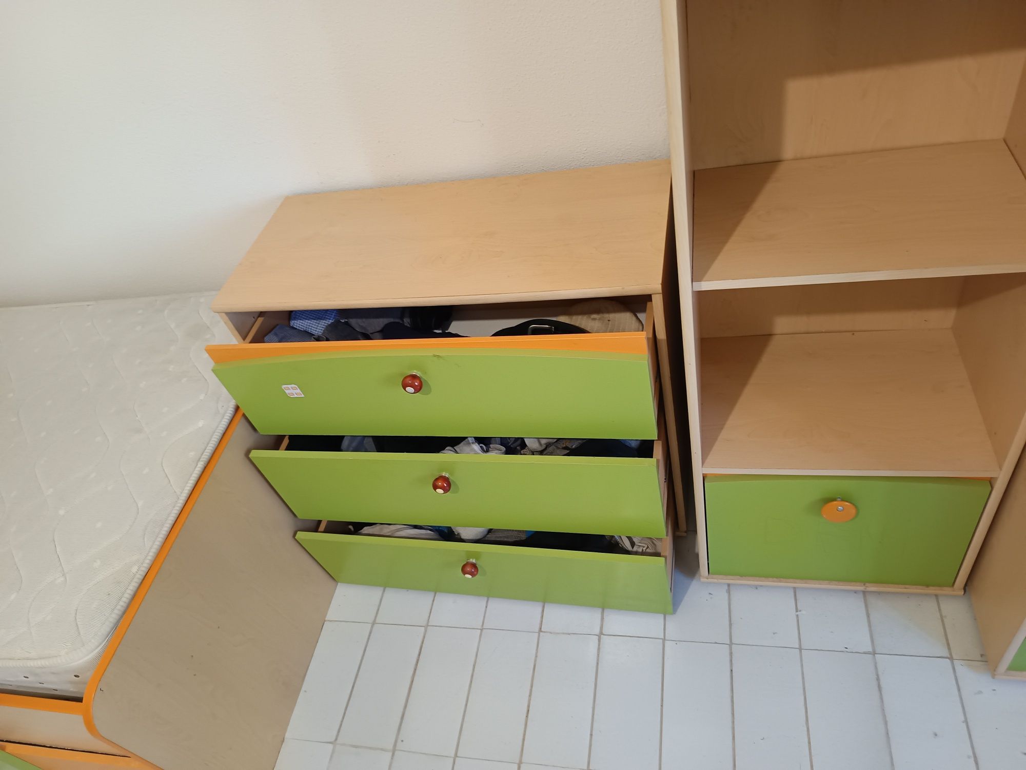 Mobila para quarto de  criança, cama, cómoda, armarios