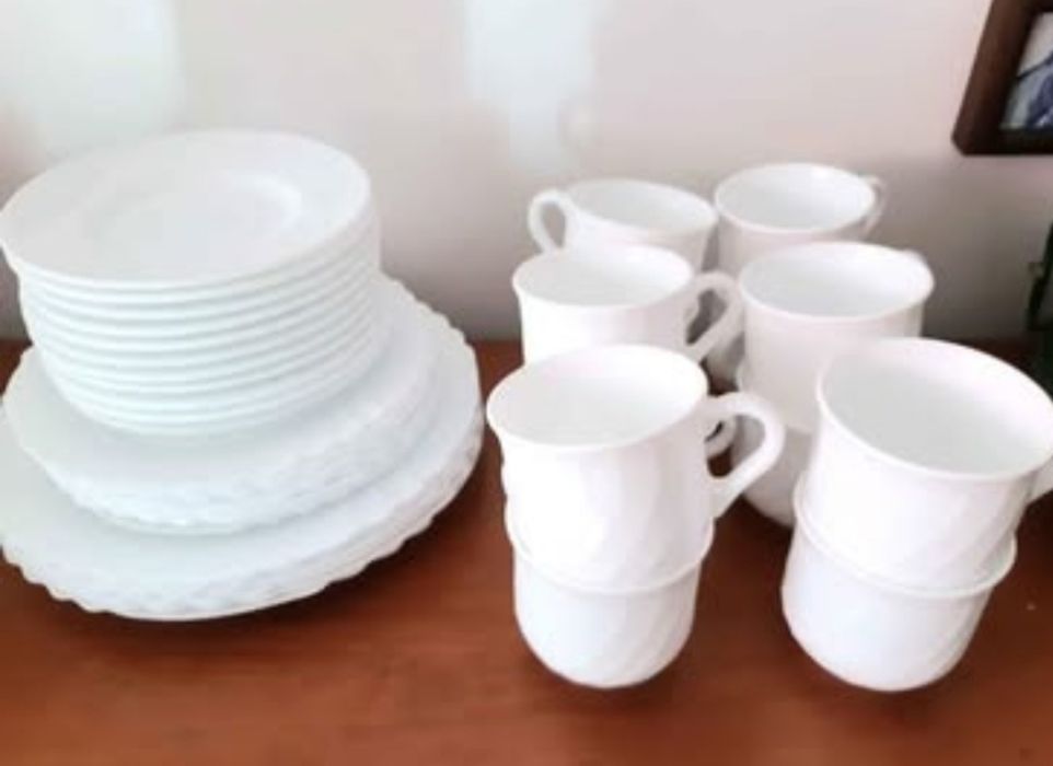 Serviço branco de mesa + serviço de chá, em ceramica vidrada
Ver descr