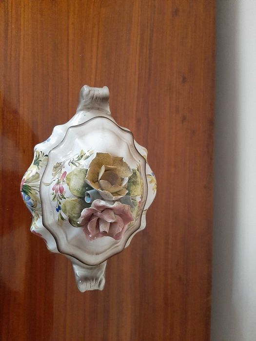 Sopeira em porcelana decorada e com aplique de flores na tampa