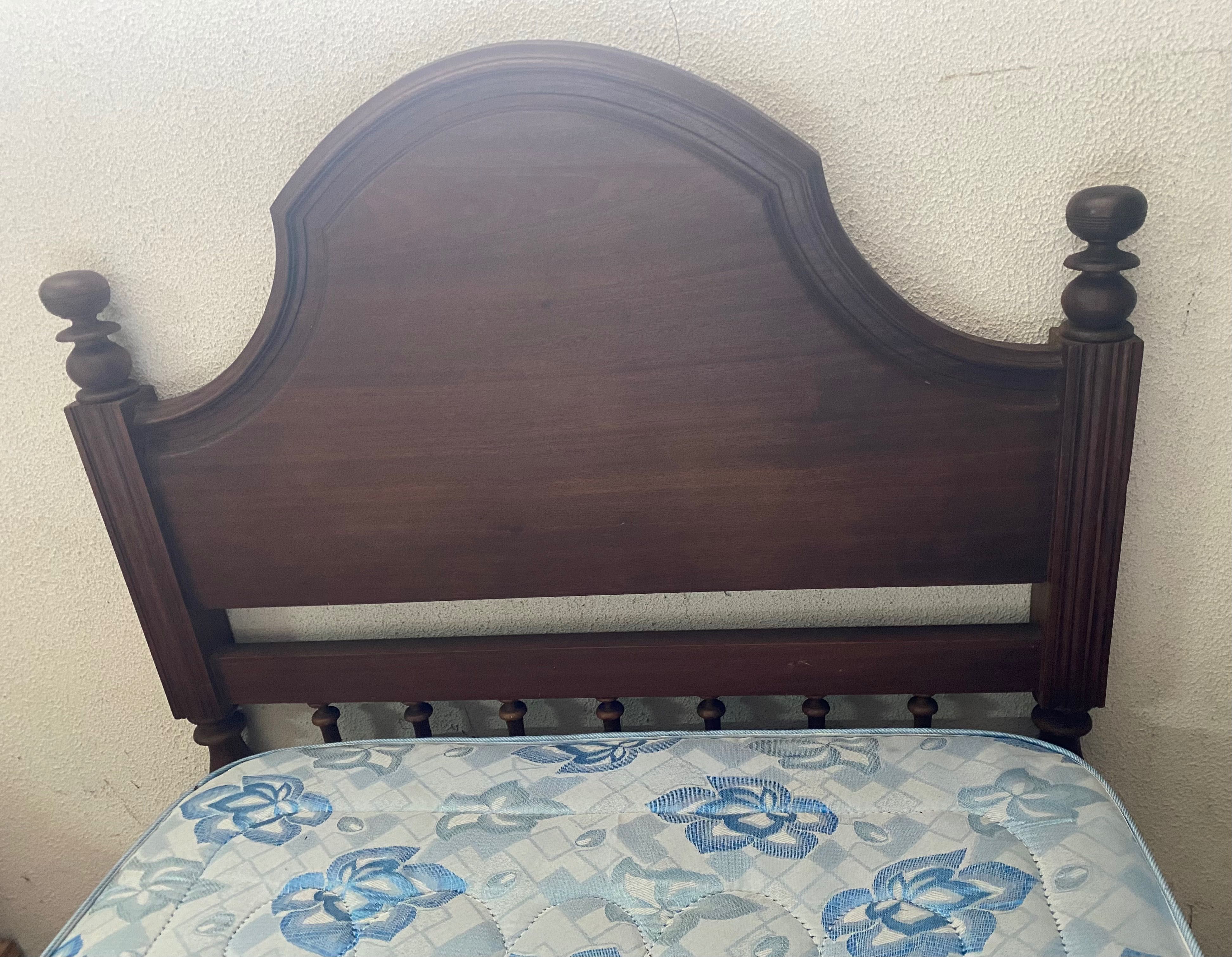 Cama em madeira com colchão