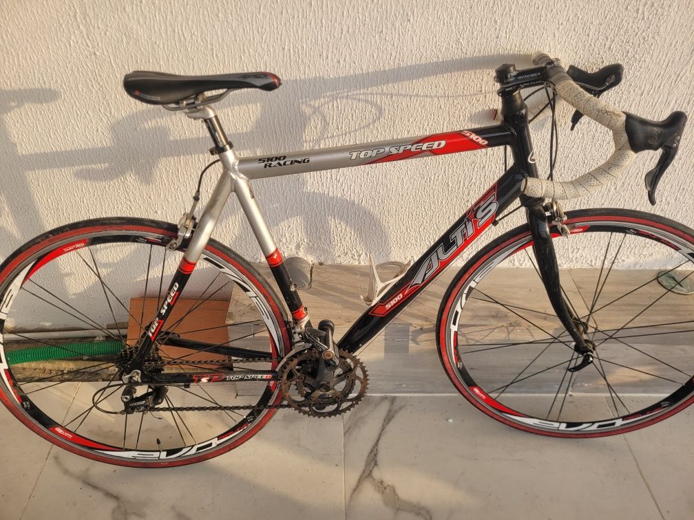 Vendo um bicicleta de corrida.