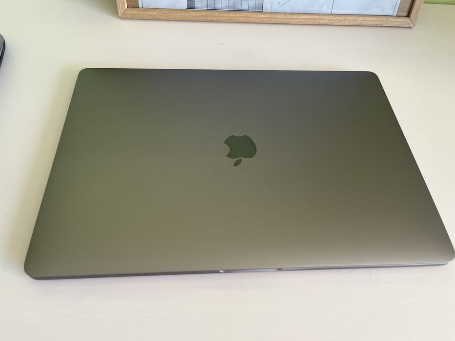 Macbook A1990 uszkodzony fvat pudełko nowa bateria