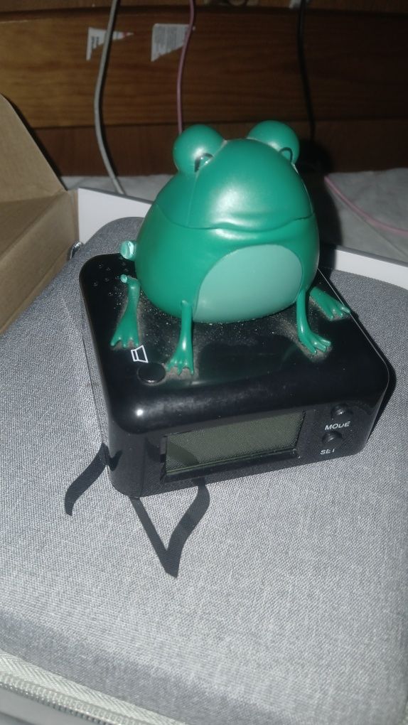Relógio despertador em forma de sapo