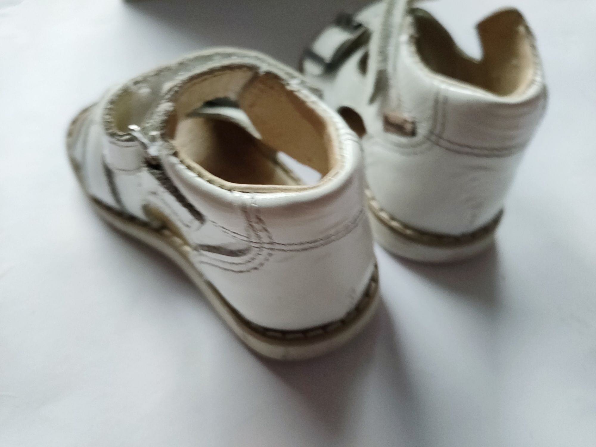 Białe skurzane sandały Mrugała rozmiar 21