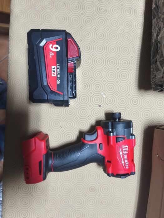 Aparafusadora de impacto Milwaukee + bateria 9Ah
