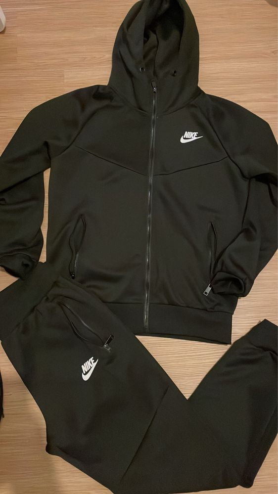 Fato da nike em otimo estado