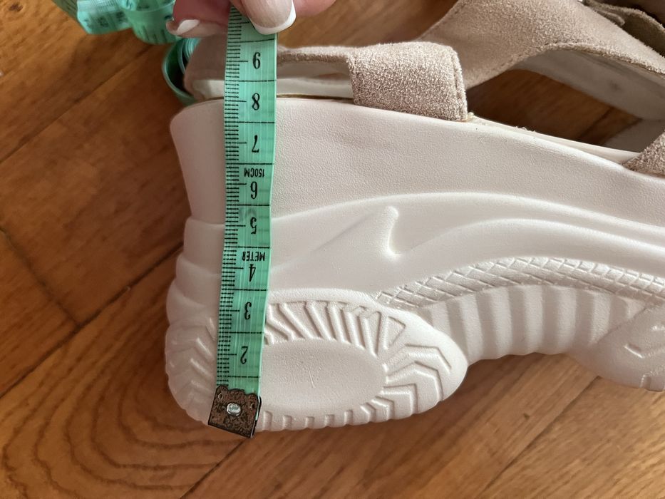 Сандалі на танкетці