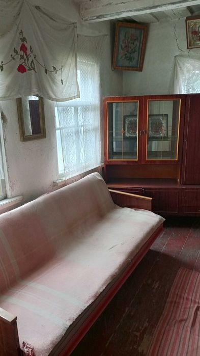 продам не дорого хату в селі шпендівка з великою ділянкою землі