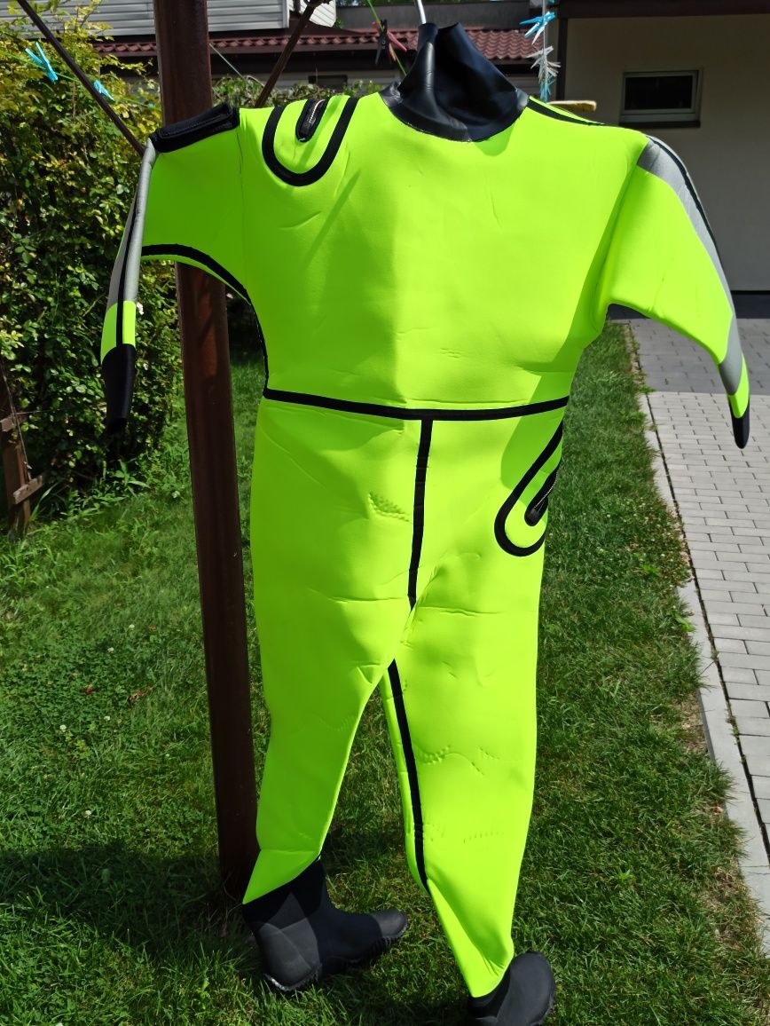 Kombinezon ratunkowy suchy firmy Hansen Rescue suit.