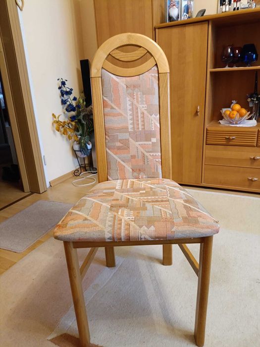 Krzesła drewniane  tapicerowane 1 sztuka 50 PLN  Dostepne 4 sztuki