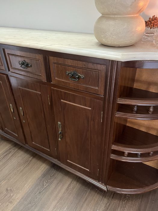 Móvel em madeira e pedra