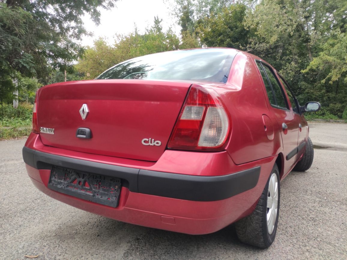 Renault Clio в ухоженном состоянии.
