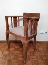 Fotel z litego drewna orzechowego