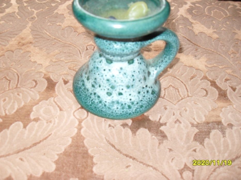 Świecznik z ceramiczny na świecę.