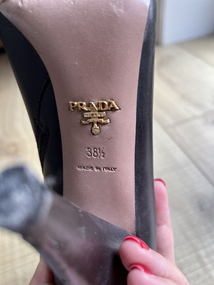 Botins Prada 38,5 castanhos escuros