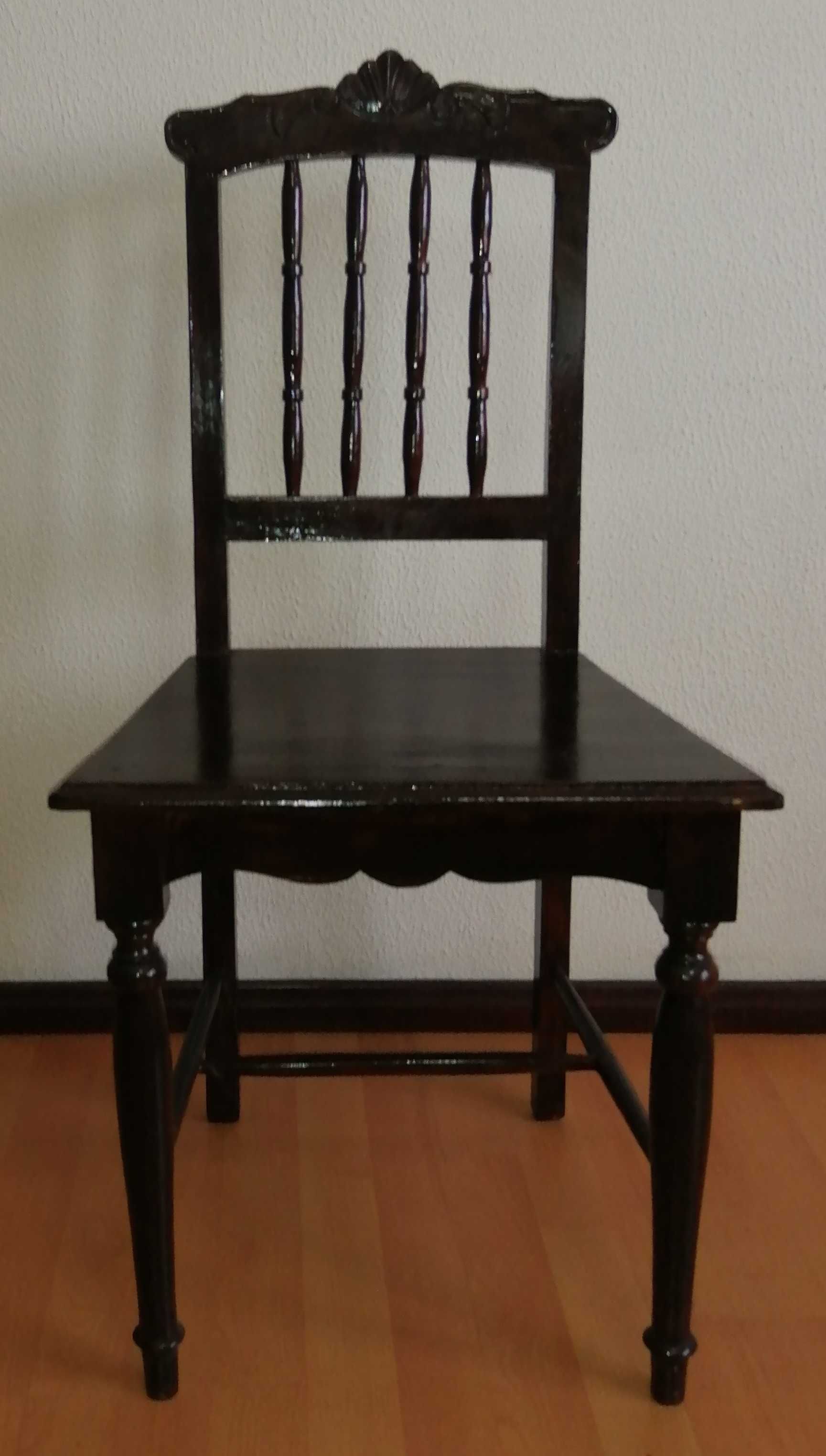 Cadeira antiga multiusos.