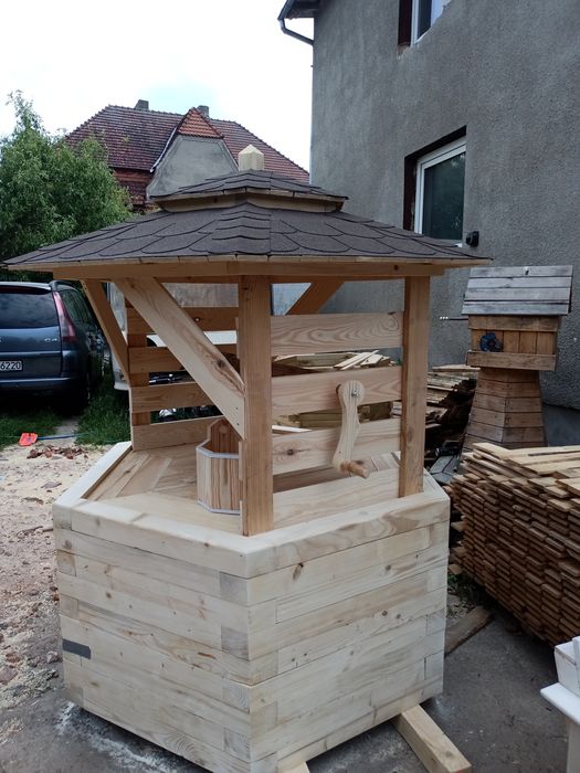 Studnia ogrodowa solidnie wykonana kryta gontem pod klienta