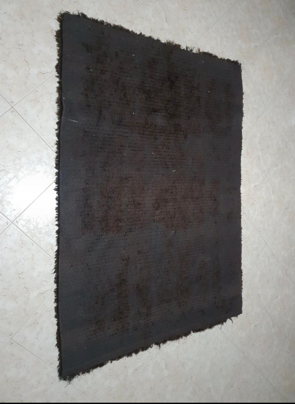 Carpete castanha retangular