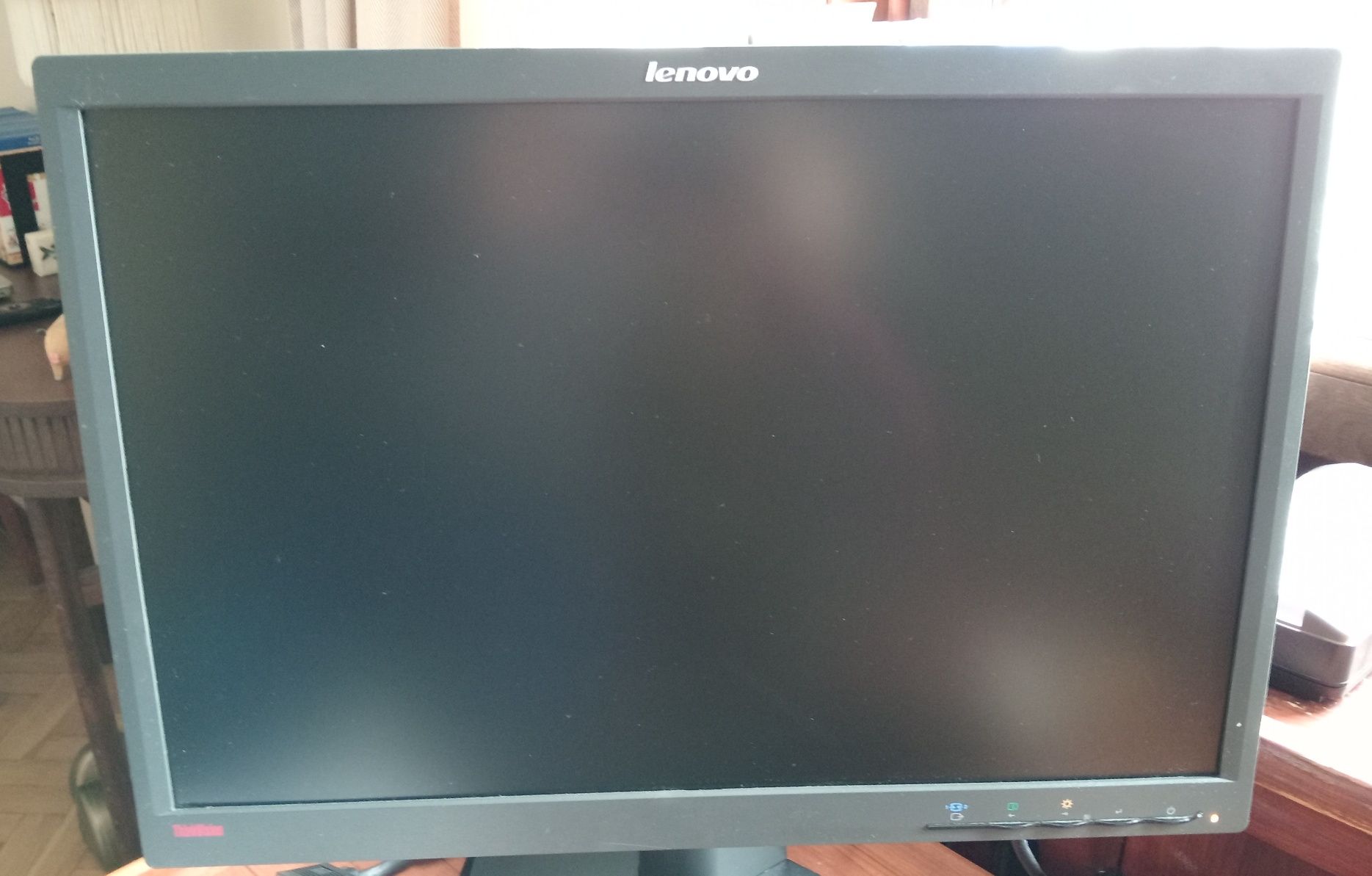 Monitor Lenovo ThinkVision 22 cale zadbany