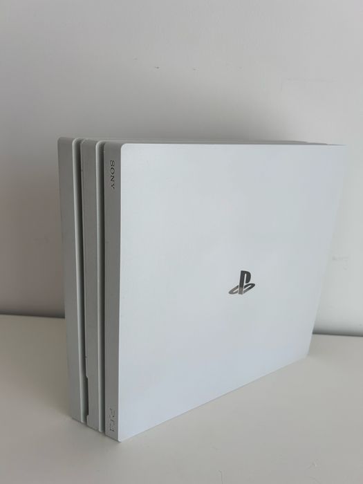 PlayStation 4 Pro Branca 1TB + 4 comandos + caixa + cabos