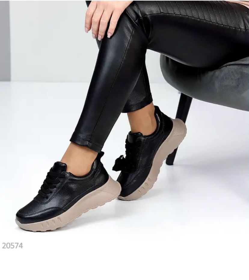 Жіночі шкіряні кросівки демісезон чорного кольору