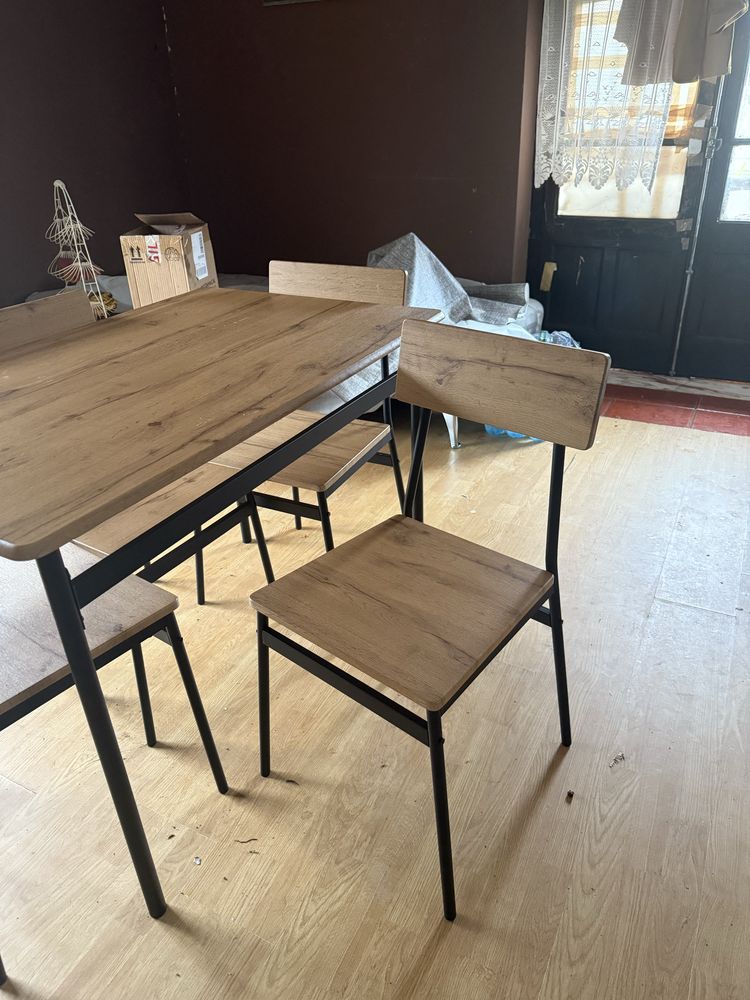 Mesa com 4 cadeiras