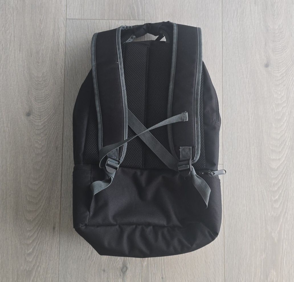 Mochila preta c/divisão para ténis/chuteiras