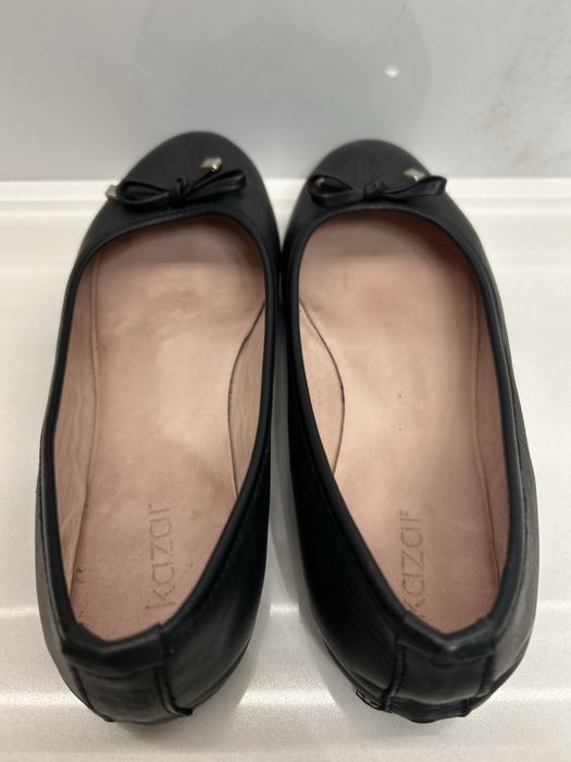 Skórzane, czarne baleriny z kokardką Kazar