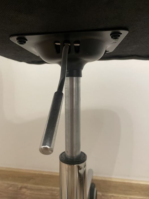 Krzesło biurowe ciemnoszare