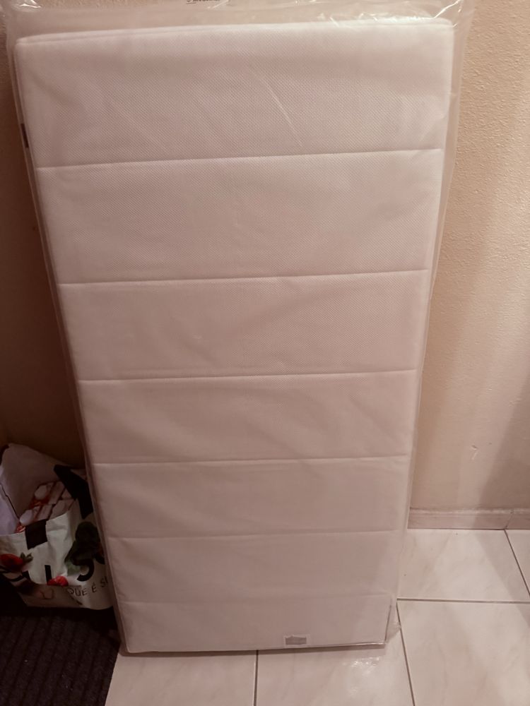 Berço ikea com colchão e proteções