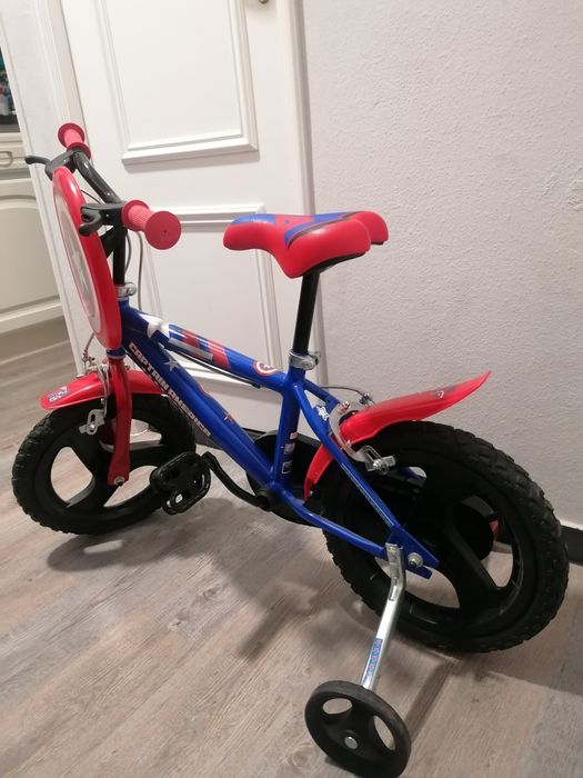 Bicicleta do Capitão América com rodas de apoio - como nova!