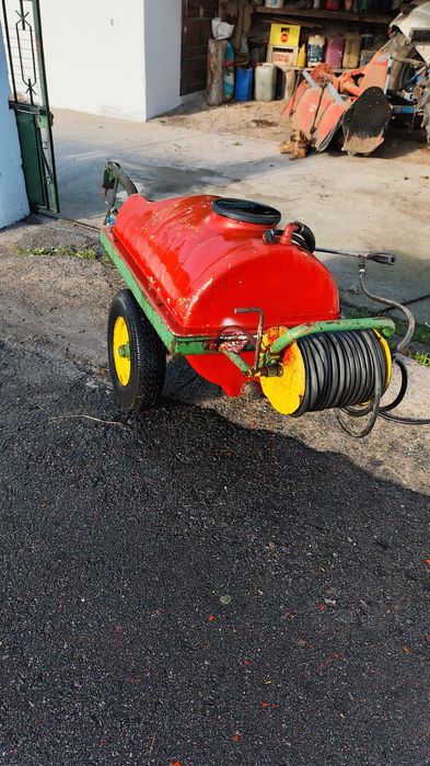Depósito de sulfatar para trator agrícola.