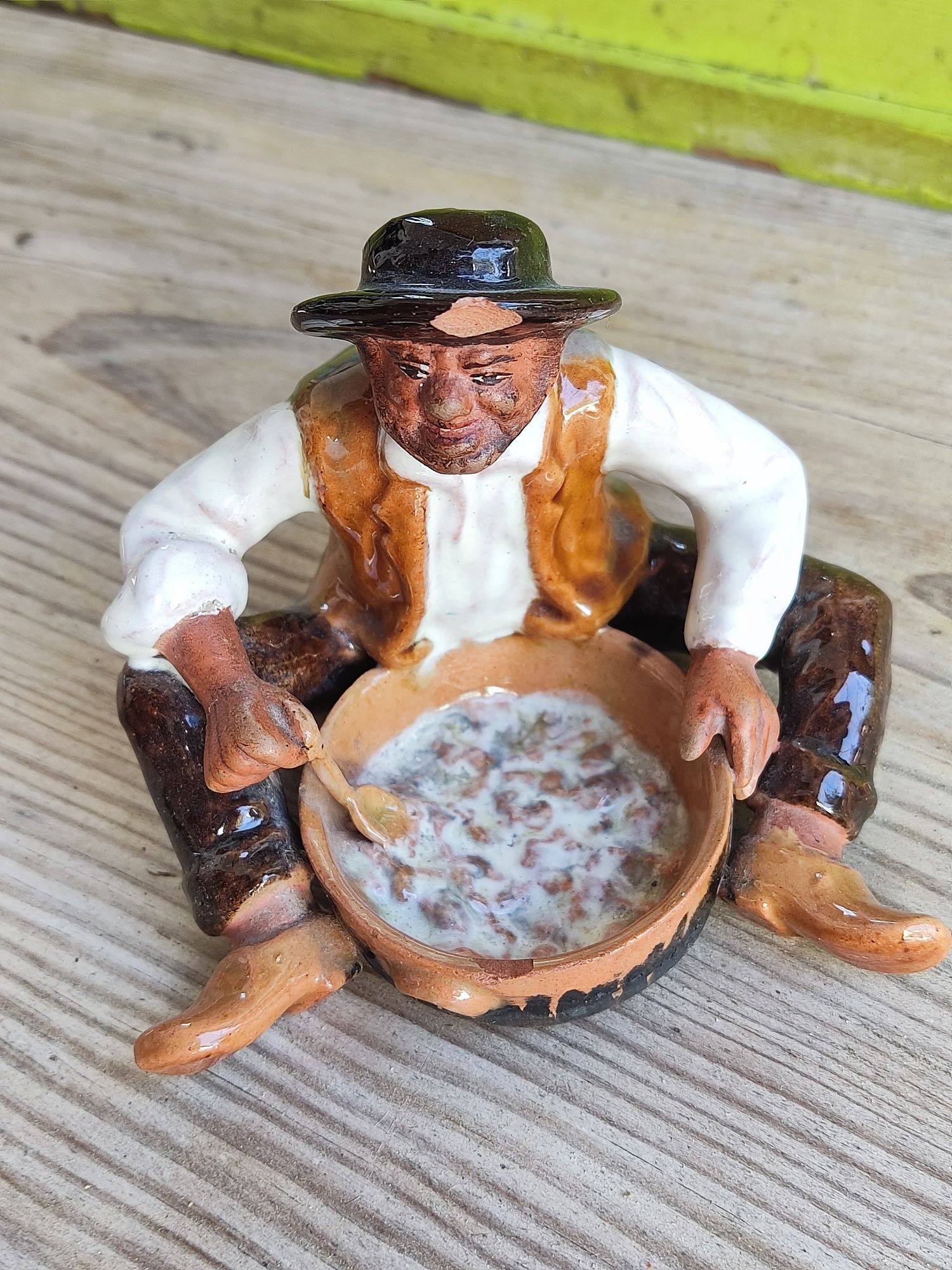 Estatueta Bordalo Pinheiro, Zé Povinho comendo