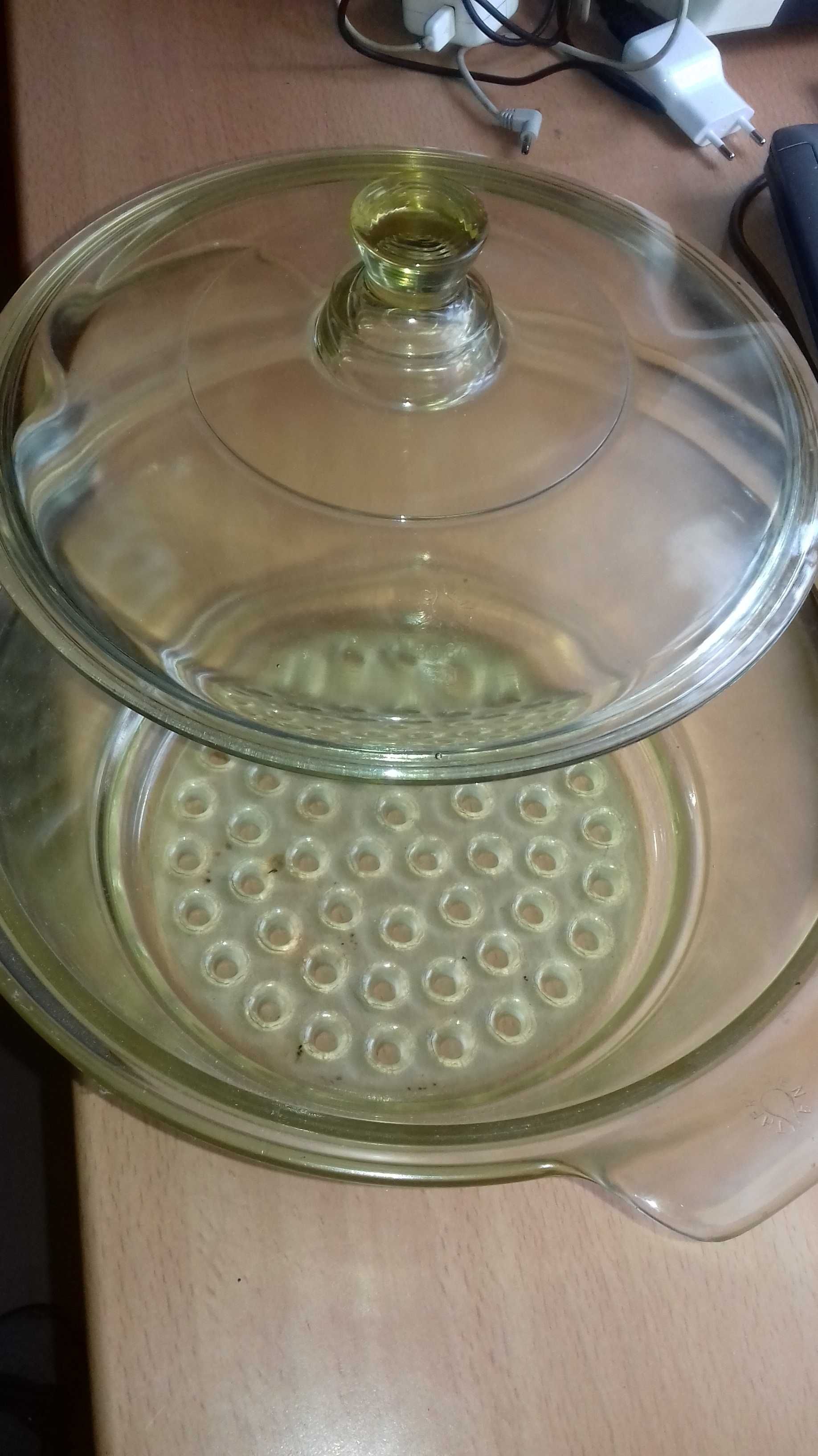 Szklane naczynie do gotowania na parze z pokrywką.