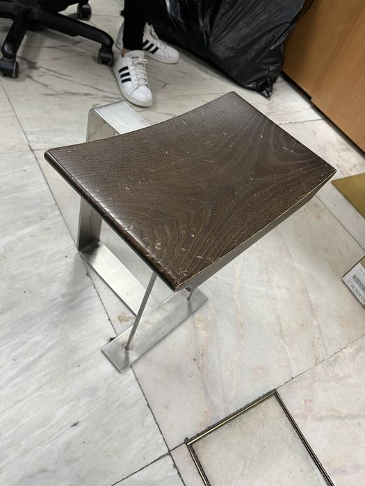 Banquinho de madeira maciça( de loja )