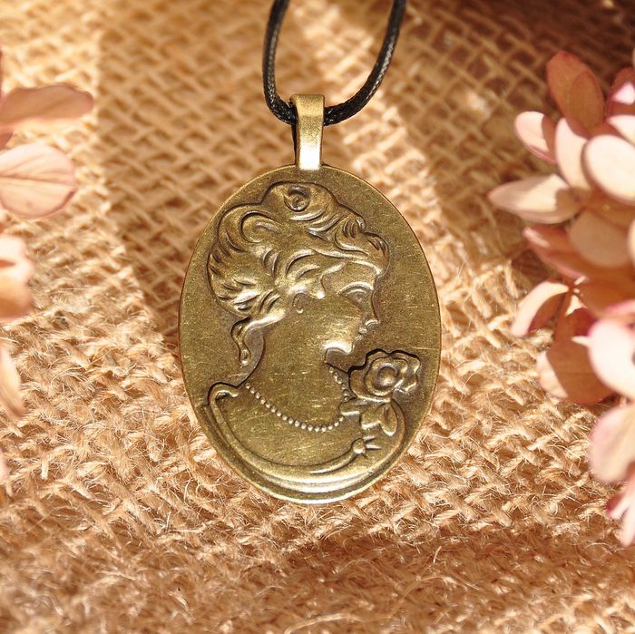 Wisiorek z żółtą różą, żywica.