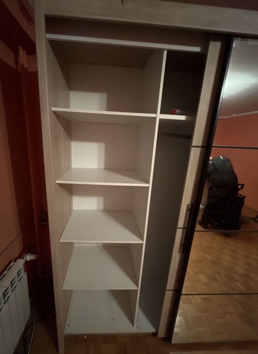 Nowoczesna szafa przesuwna z lustrem – świetny stan!