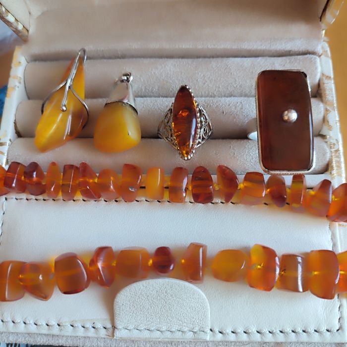 Янтарные бусы, серебряная подвеска