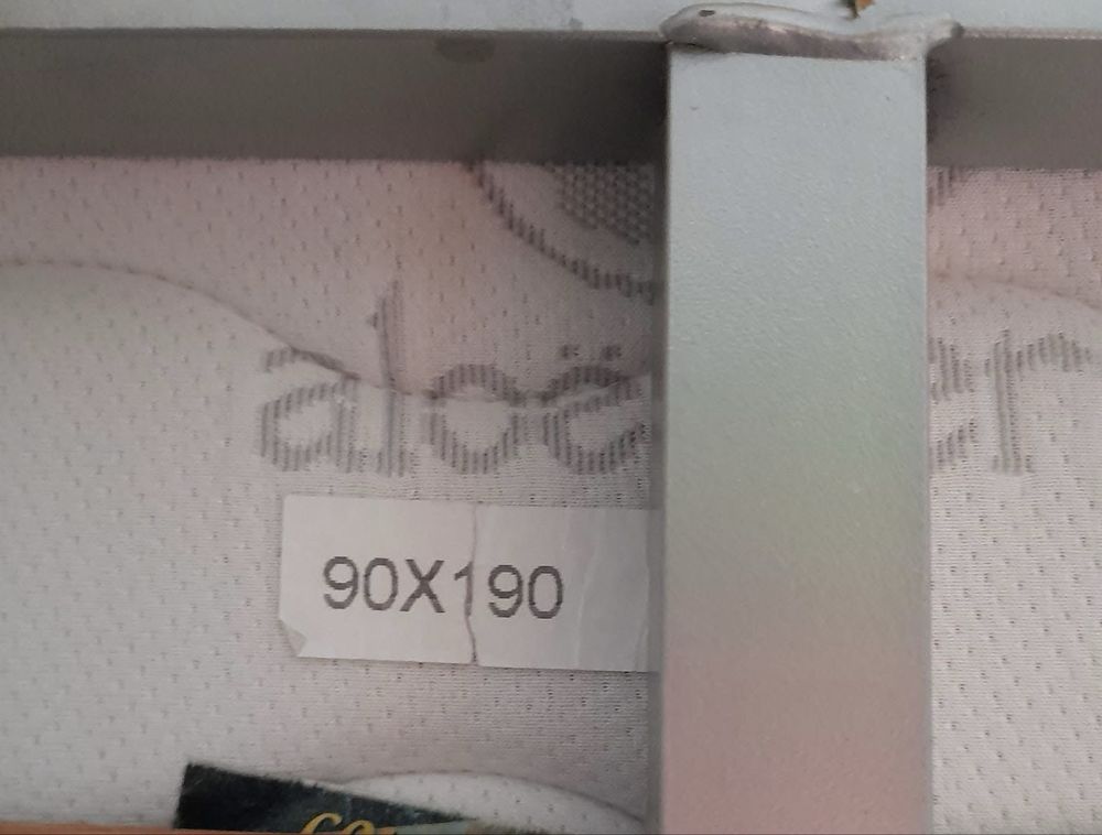Cama de solteiro com estrado e colchão, mais 1 cobertor e 1 colcha.