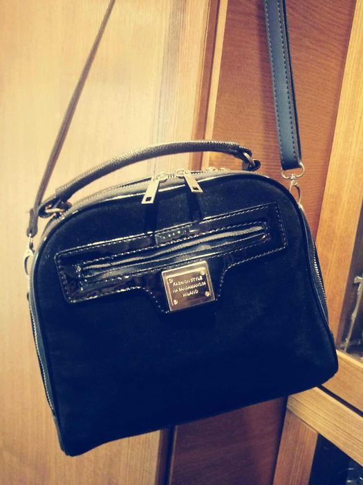 Гарна сумочка чорного кольору з натурального замшу