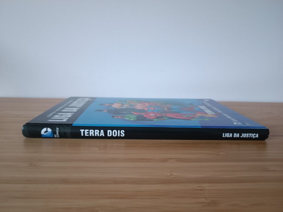 Livro Liga da Justiça - Terra Dois Levoir