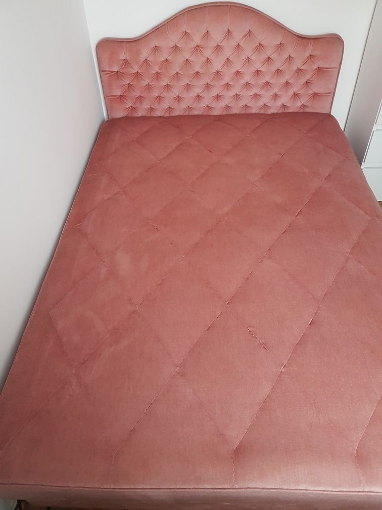 Tapicerowane łóżko z pikowanym zagłówkiem w kolorze pudrowego różu